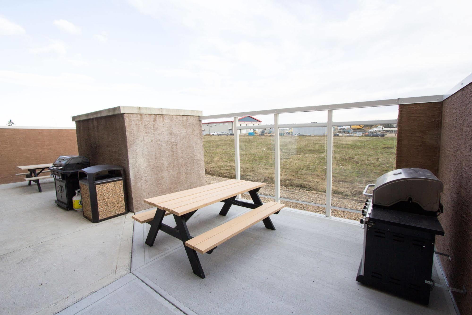 Service Plus Inns & Suites Drayton Valley Bagian luar foto